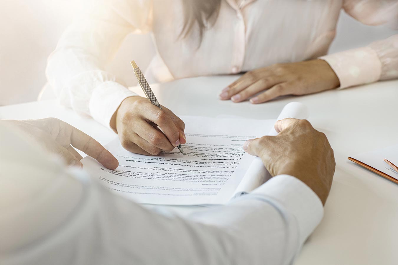 una mano sta firmando un contratto di locazione