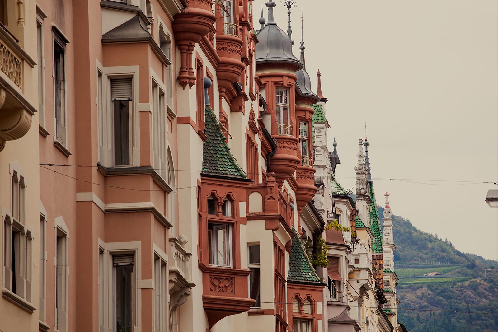 Fassaden historischer Häuser in der Bozner Altstadt