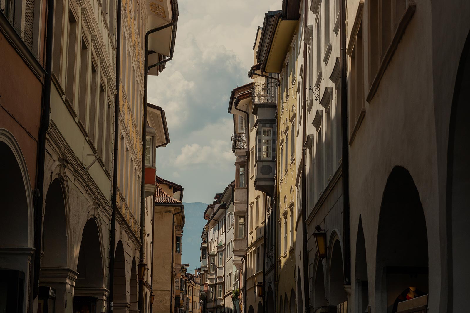 facciate delle case della storica via dei portici a Bolzano